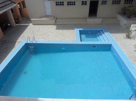 Una piscina al aire libre