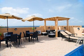 Outdoor pool, pool umbrellas, sun loungers - Hotel Madou Goree (Dakar)