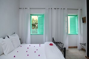 Triple Room | Minibar, desk, blackout drapes, iron/ironing board - Hotel Madou Goree (Dakar)