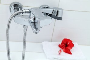 Standard Double Room | Bathroom | Deep soaking tub, free toiletries, hair dryer, bathrobes - Hotel Madou Goree (Dakar)