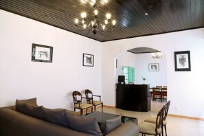 Lobby sitting area - Hotel Madou Goree (Dakar)