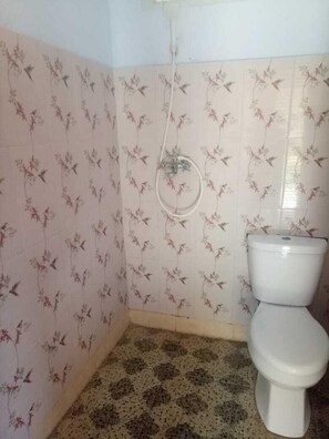 ฝักบัว, ของใช้ในห้องน้ำฟรี, ผ้าเช็ดตัว