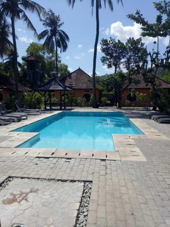 สระว่ายน้ำกลางแจ้ง, เก้าอี้อาบแดดริมสระ