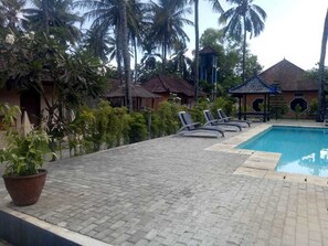 สระว่ายน้ำกลางแจ้ง, เก้าอี้อาบแดดริมสระ