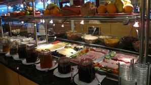 Een buffet met diverse gerechten en toevoegingen.