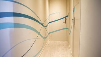 Tomannsrom, delt bad | Safe på rommet, wi-fi (inkludert) og sengetøy