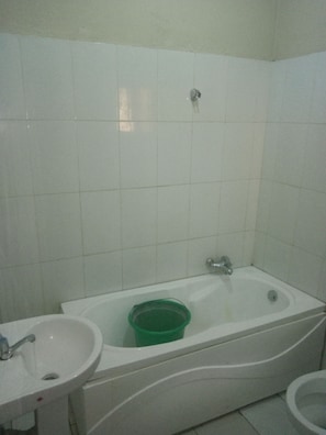 Deluxe Room | Bathroom | Shower, rainfall showerhead, free toiletries, towels