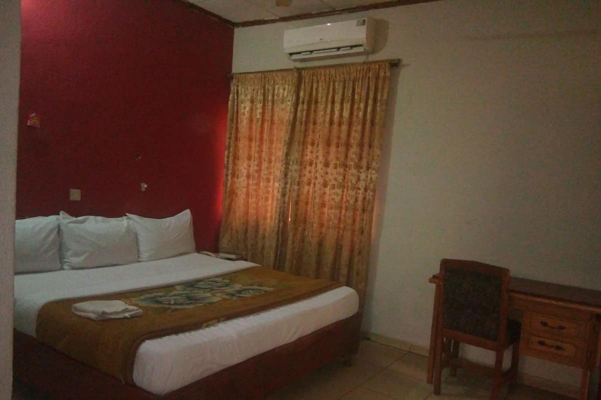Habitación de lujo | Escritorio, wifi gratis, ropa de cama