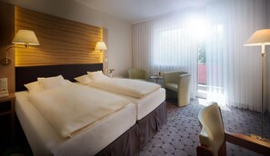 In-room safe, desk, blackout curtains, soundproofing - Hotel Sonneneck (Bad Kissingen)