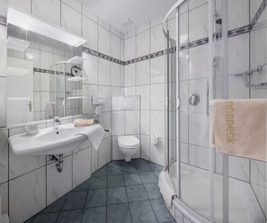 Dusche, kostenlose Toilettenartikel, Haartrockner, Handtücher