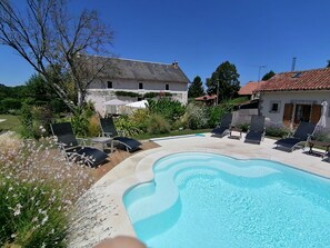 Outdoor pool, pool umbrellas - Gîtes La Vieille Gorce (Asnois)