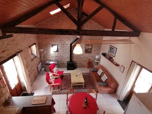 Cottage Tradition, 2 chambres, vue piscine, côté jardin (Le Poirier) | Coin séjour | TV connectée de 32 pouces avec chaînes numériques, Netflix