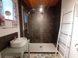 Traditionell stuga - 2 sovrum - utsikt mot poolen - trädgård (Le Poirier) | Badrum | Badkar/dusch, hårtork, tvål och toalettpapper