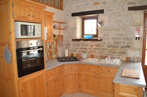 Cottage Tradisional, 2 kamar tidur, pemandangan kolam renang, area taman (Le Poirier) | Dapur pribadi | Lemari es besar, microwave, oven, dan kompor