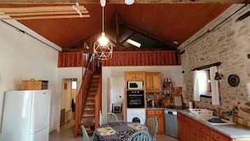 Traditionele cottage, 2 slaapkamers, uitzicht op zwembad, aan tuin (La Perdrix) | 1 slaapkamer, luxe beddengoed, individueel gedecoreerd