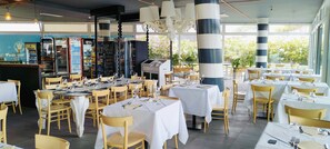 Tägliches kontinentales Frühstück (12 EUR pro Person)