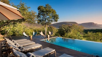 Piscina externa, espreguiçadeiras