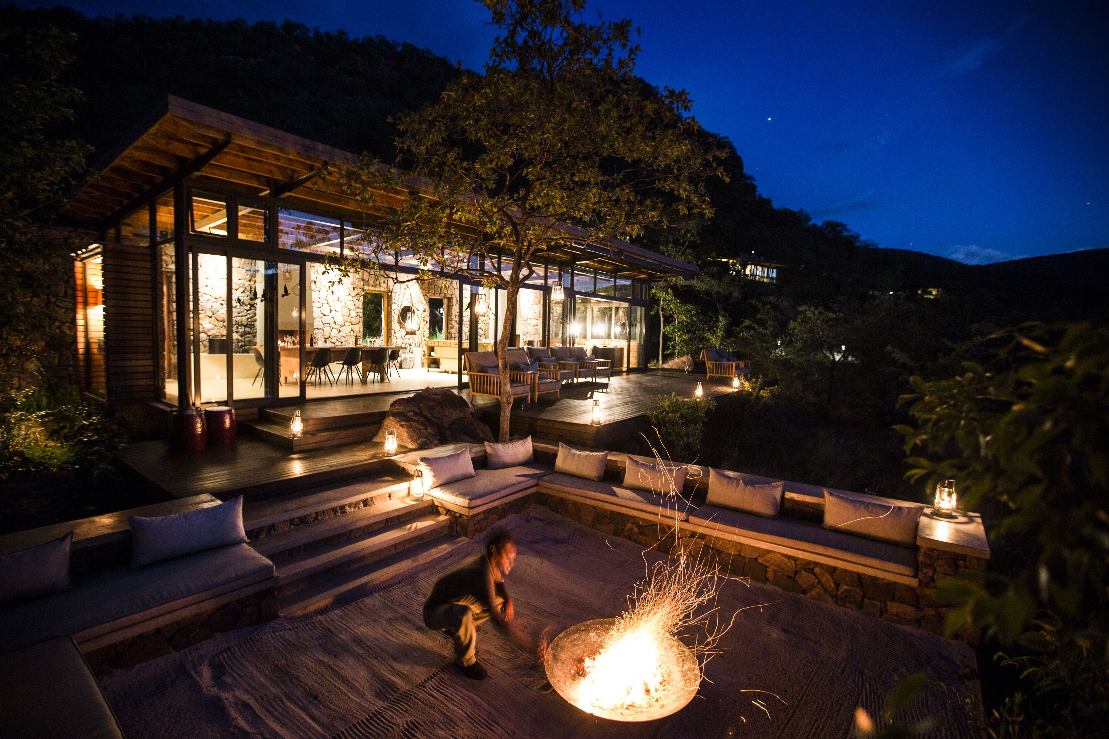 Voorkant accommodatie - avond/nacht