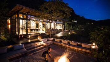 Voorkant accommodatie - avond/nacht