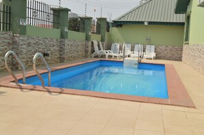 Outdoor pool, pool umbrellas, pool loungers - Southland Concept Hotel and Suites (Ibadan)