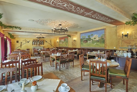 Desayuno buffet incluido todos los días . Hotel Elbparadies
