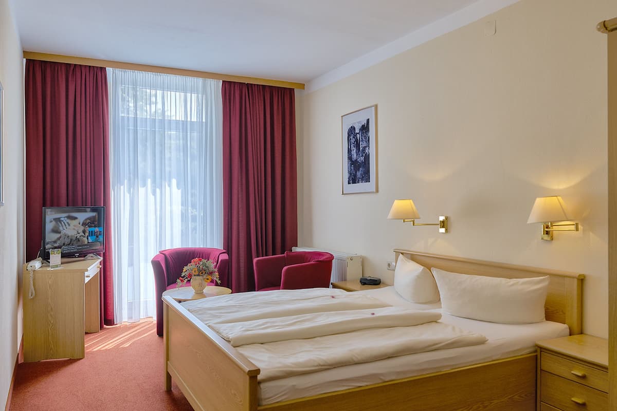 basic double room | cots/infant beds, rollaway beds, free wifi, bed sheets