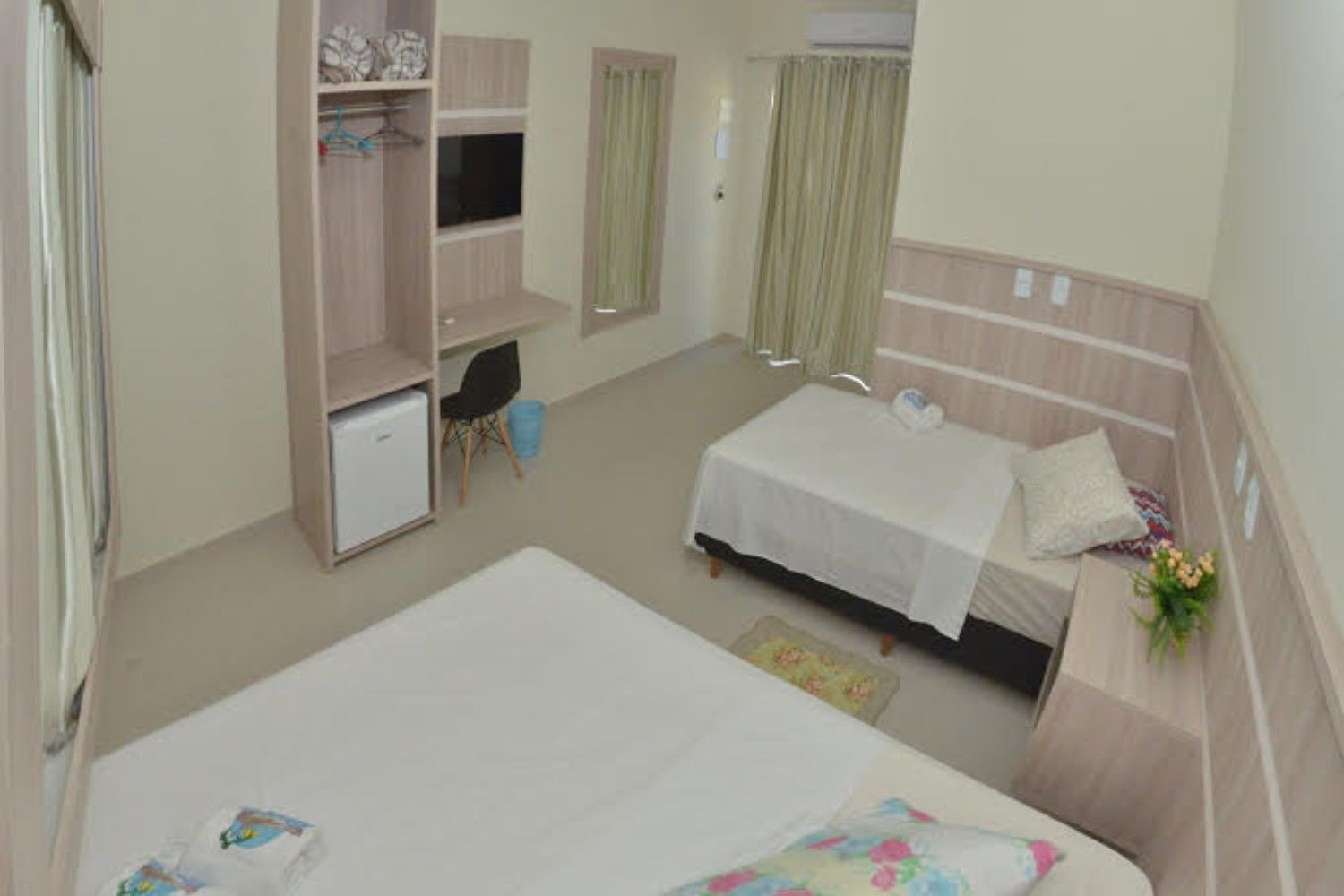 Habitación cuádruple Premium, balcón, vistas al jardín | Minibar, decoración individual, mobiliario individual y escritorio