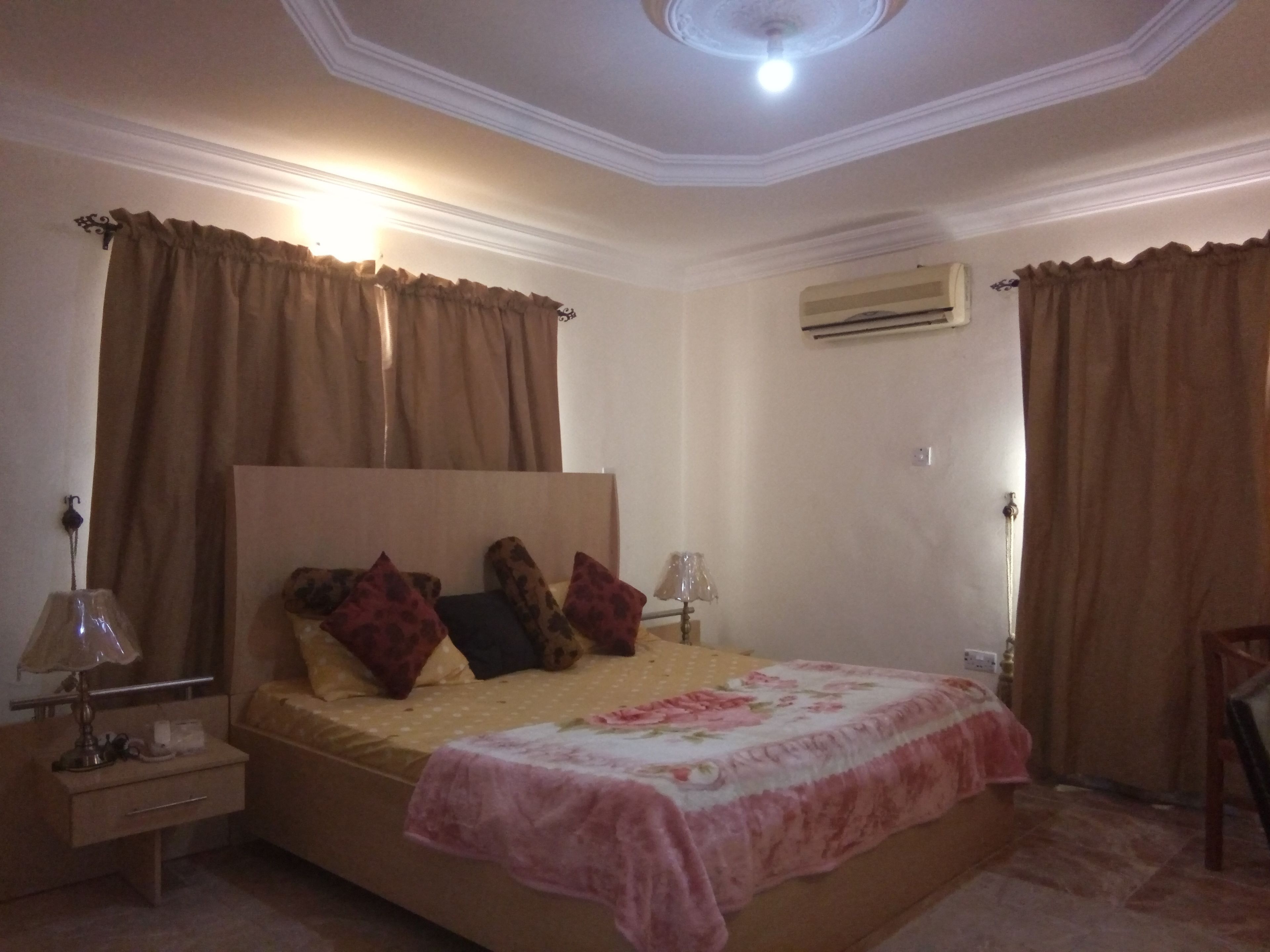 Rom – deluxe | Safe på rommet, skrivebord, barnesenger (inkludert) og wi-fi (inkludert)