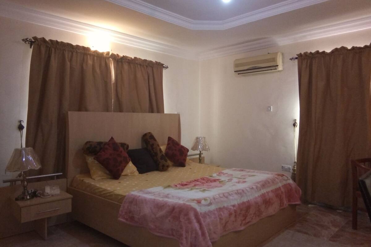 Rom – deluxe | Safe på rommet, skrivebord, barnesenger (inkludert) og wi-fi (inkludert)