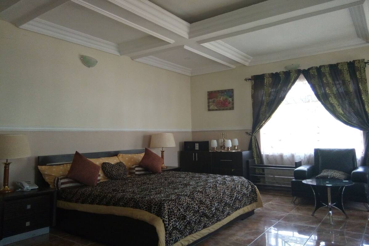 Rom – executive | Safe på rommet, skrivebord, barnesenger (inkludert) og wi-fi (inkludert)