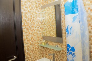 Luxury Apartment, 1 Bedroom | Bathroom | Shower, free toiletries, towels, shampoo - The Nook Apartments (Abuja)