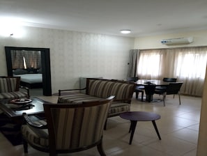 Căn hộ Cao cấp, 1 phòng ngủ | Phòng khách | TV màn hình phẳng