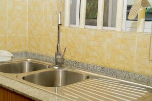 Apartamento superluxo, 1 quarto | Cozinha privada | Geladeira, micro-ondas, fogão, cooktop