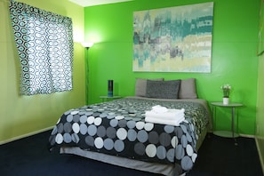 In-room safe, free WiFi, bed sheets - Banana Bungalow Hollywood Hotel & Hostel (Los Angeles)