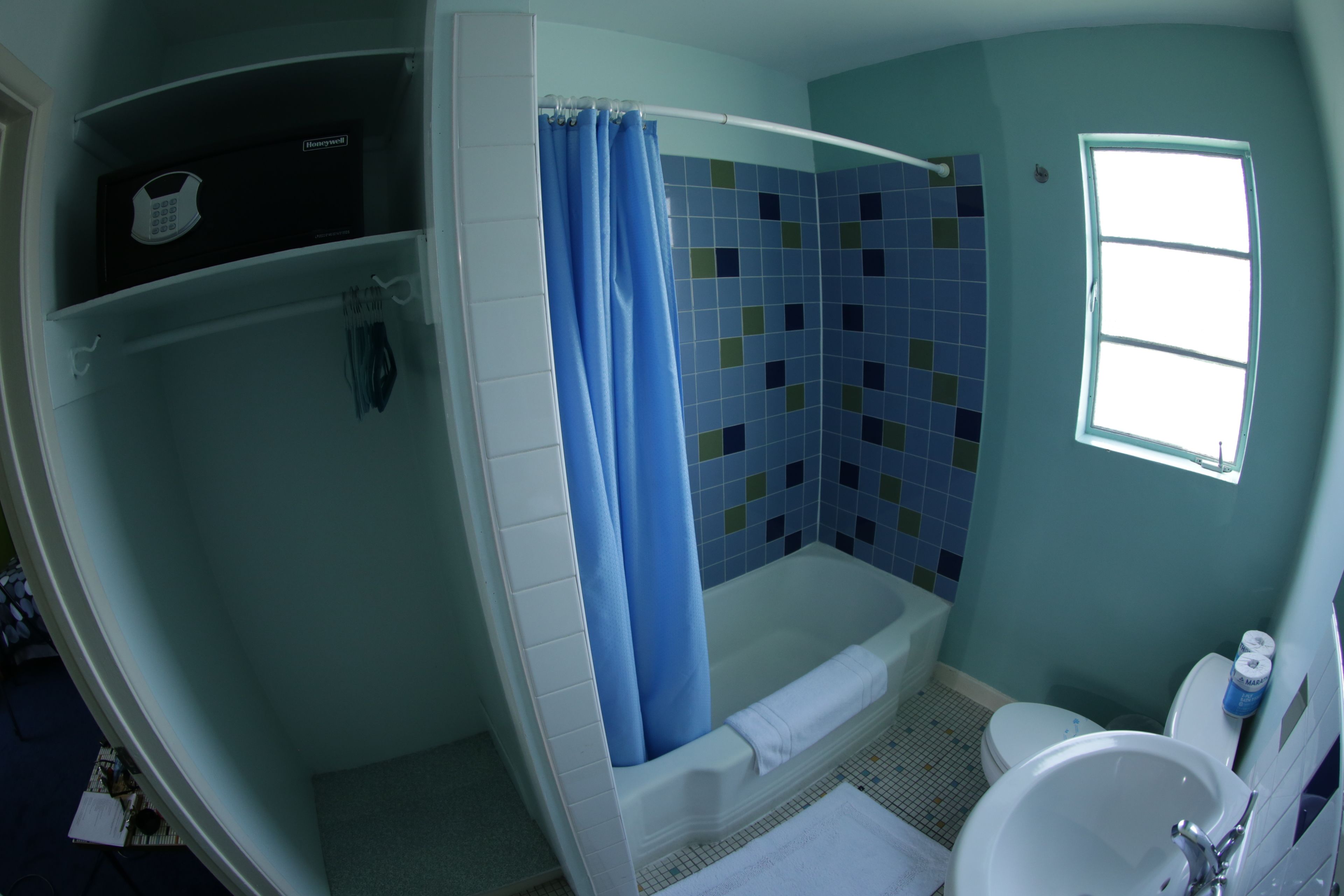 Un baño con bañera, inodoro y lavamanos.