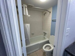 Combined shower/bathtub, towels