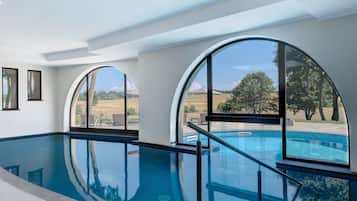 Piscine couverte, chaises longues