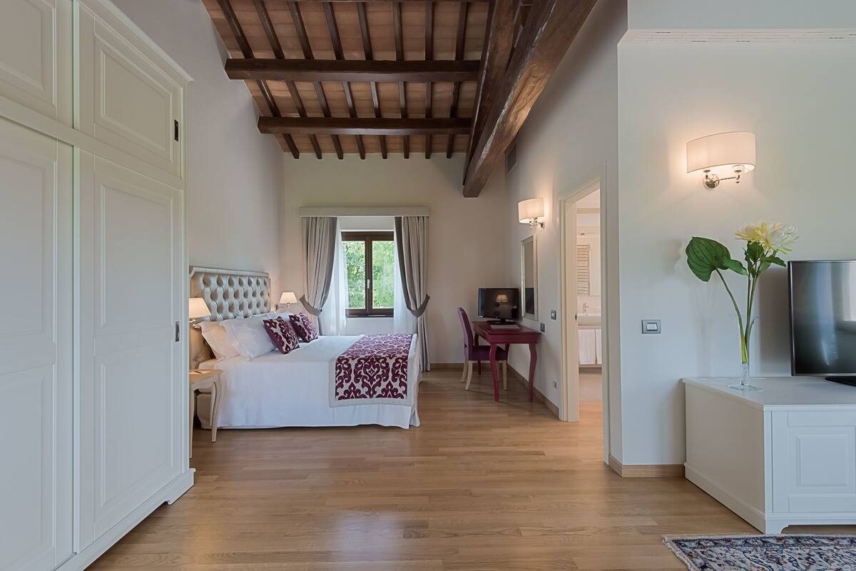 suite | 1 bedroom, premium bedding, minibar, in-room safe