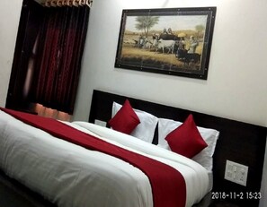 Deluxe Double Room (AC) | 1 bedroom, premium bedding, in-room safe, desk - Hotel Gayatri by Sky Stays (Dwarka)