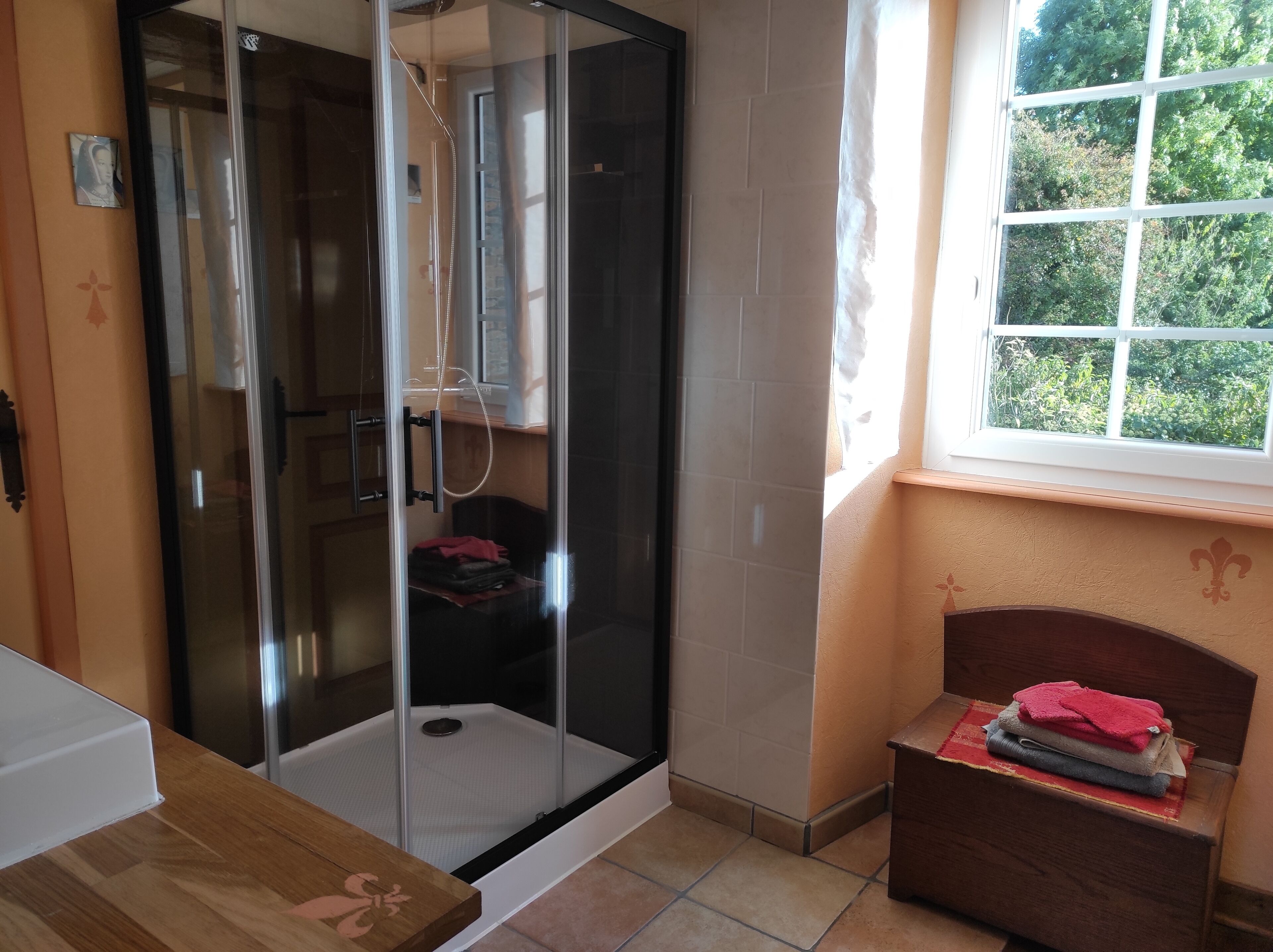 Tremannsrom – superior (Duchesse Anne) | Bad | Dusj, hårføner og håndklær