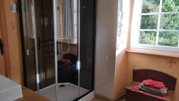 Quarto triplo superior (Duchesse Anne) | Banheiro | Chuveiro, secador de cabelo, toalhas de banho