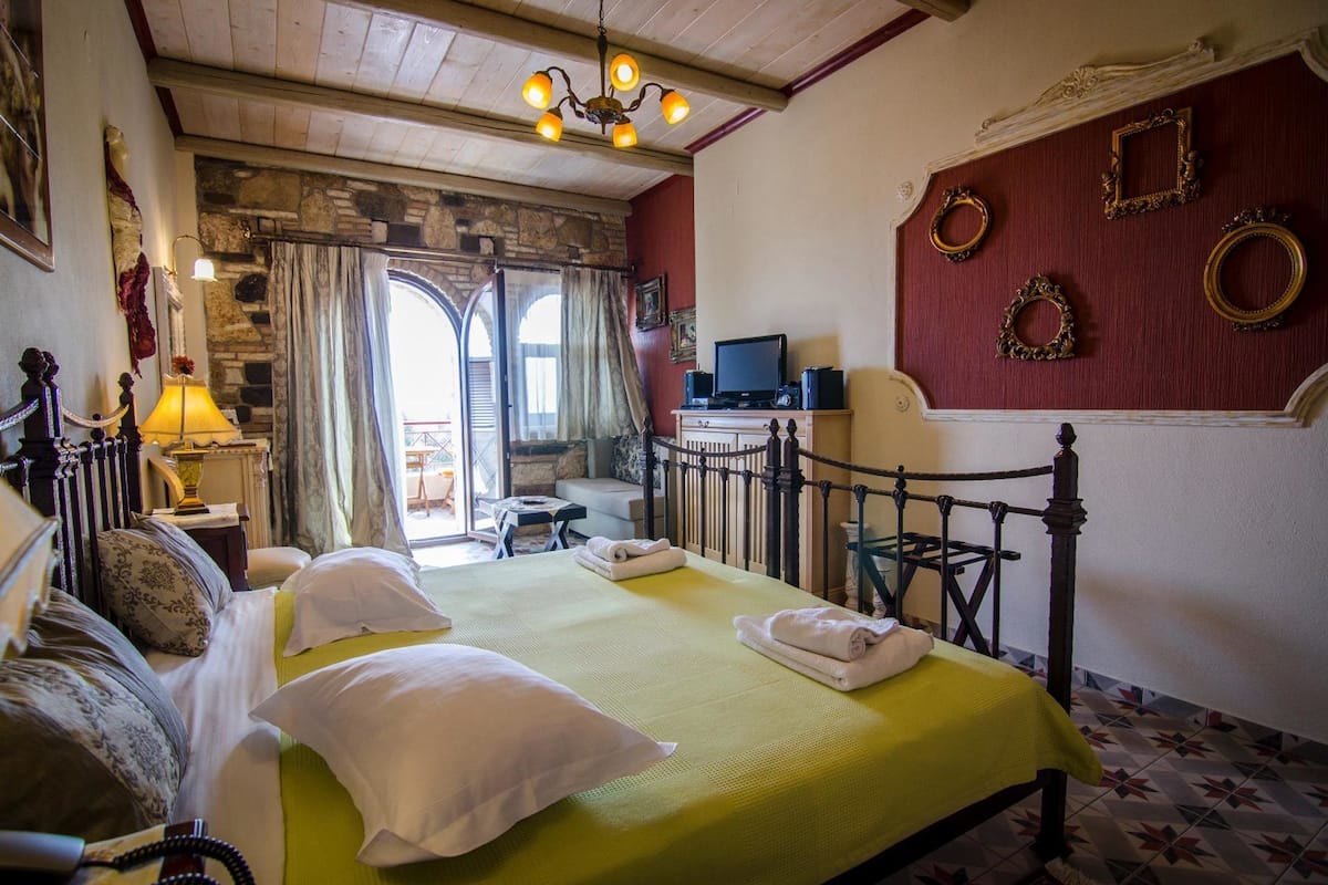 Deluxe Suite, Sea View | Minibar, in-room safe, desk, soundproofing