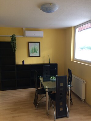 Comfort Apartment, 1 Bedroom (Air conditioning) | In-room dining - Mary Apartments (Siófok)