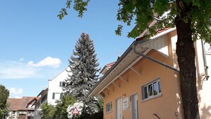 Une vue de rue avec un bâtiment sur lequel on peut lire l’inscription « Vogel ».