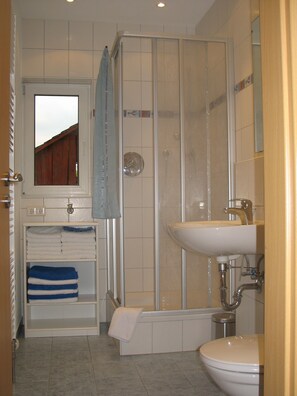 Departamento, 2 habitaciones (Nussbaum) | Baño | Regadera y toallas