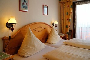 Classic-Doppelzimmer | Schreibtisch, Babybetten, Zustellbetten, Bettwäsche