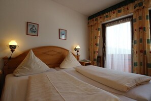 デスク、ベビーベッド、可動式ベッド、ベッドシーツ