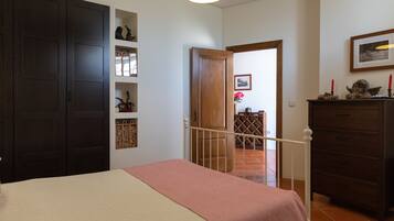 Cottage, 2 Bedrooms | Soundproofing, free cribs/infant beds, free WiFi, bed sheets
