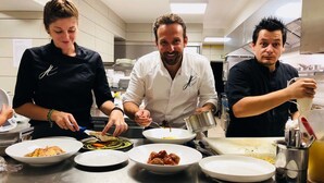 Une cuisine professionnelle où des chefs préparent les plats.