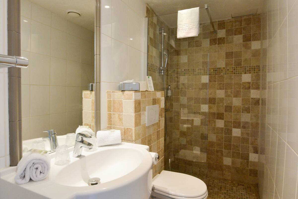 superior double room, 1 queen bed, non smoking | bathroom shower